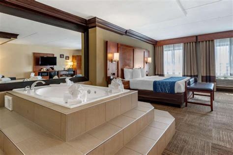 hotel that has jacuzzi in room|hotel with inside jacuzzi.